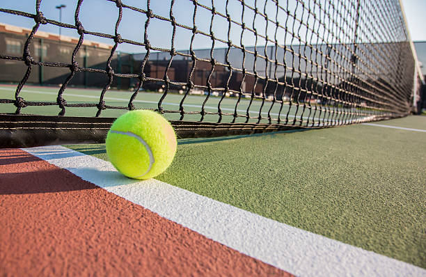 court de tennis avec une balle de tennis à proximité - tennis ball indoors sport photos et images de collection