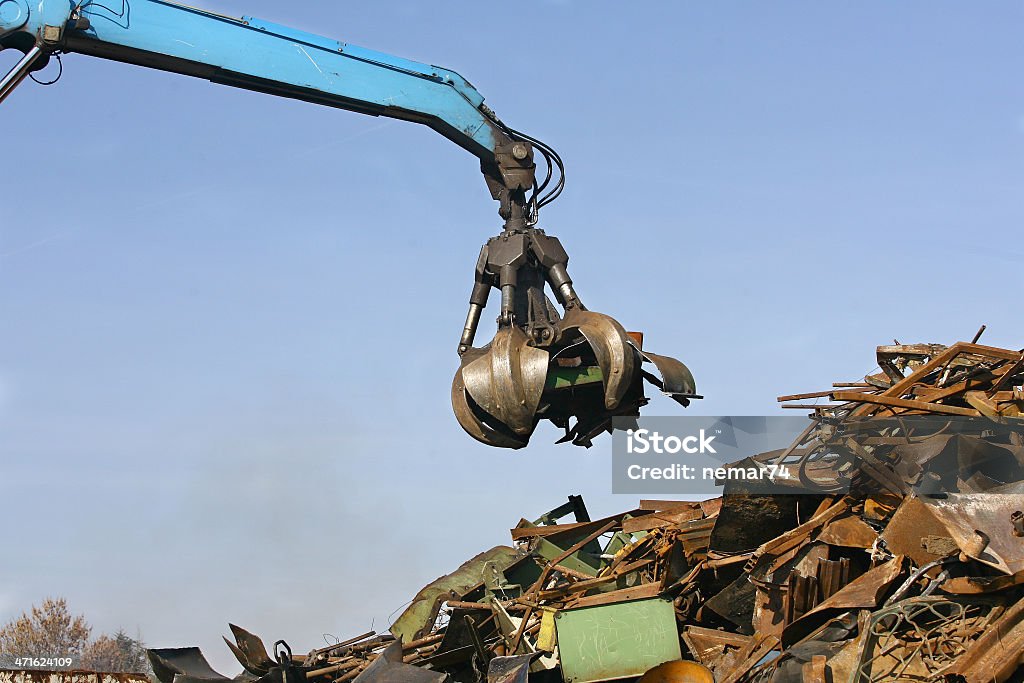 Carichi di scorie di metallo al Centro di demolizione - Foto stock royalty-free di Acciaio