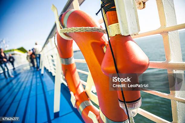 Salvavidas No Uma Turista Ferryboat - Fotografias de stock e mais imagens de Ferry - Ferry, Pessoas, Acidentes e Desastres