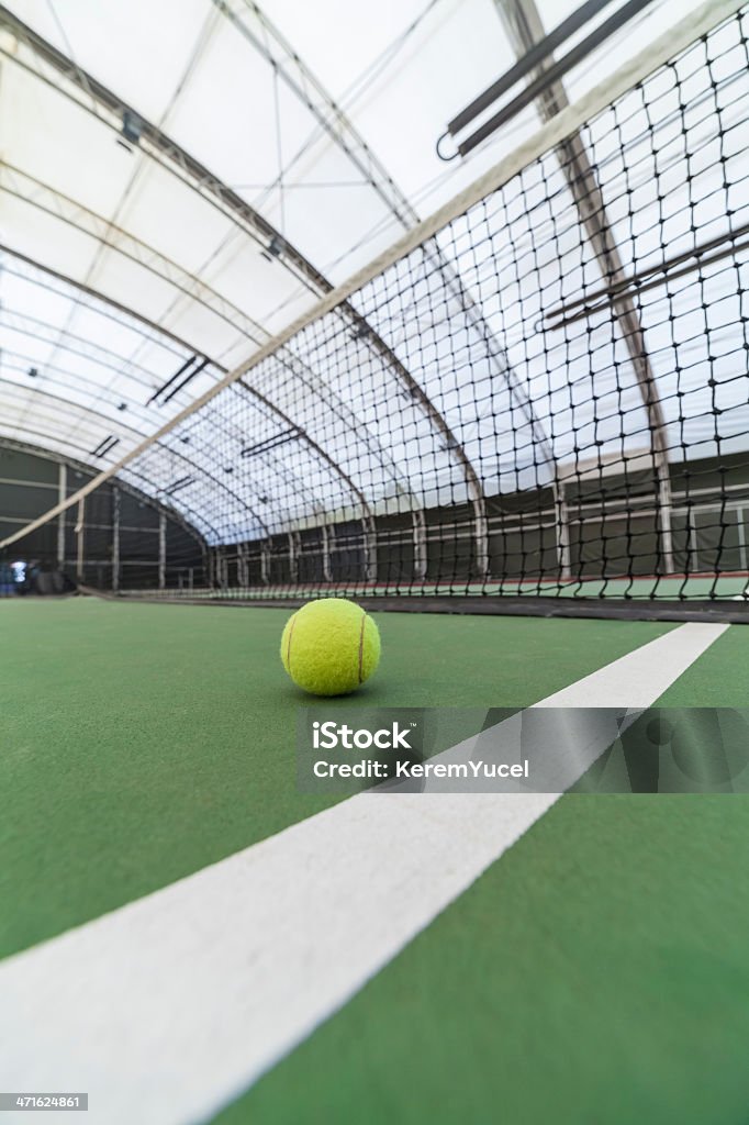 Теннисный мяч в помещении Суда - Стоковые фото Без людей роялти-фри