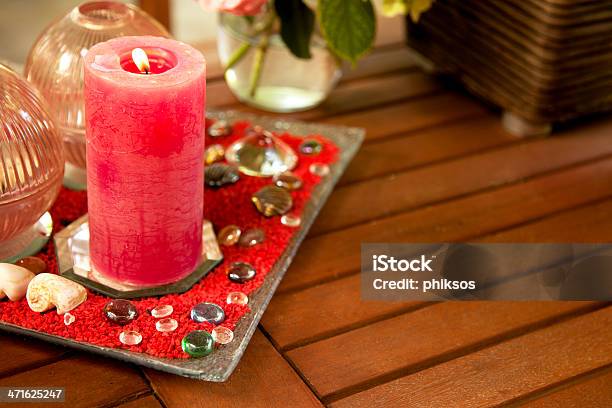 Red Kerze Auf Einem Holztisch Stockfoto und mehr Bilder von Abenddämmerung - Abenddämmerung, Bauwerk, Bildkomposition und Technik