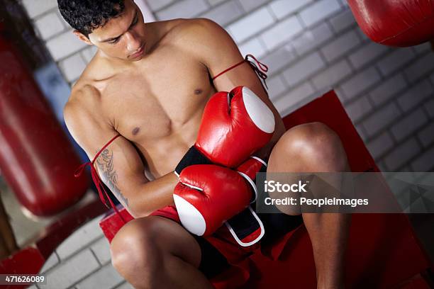 Foto de Meditating Antes Do Grande Partida e mais fotos de stock de Boxe - Esporte - Boxe - Esporte, Homens, Adulto