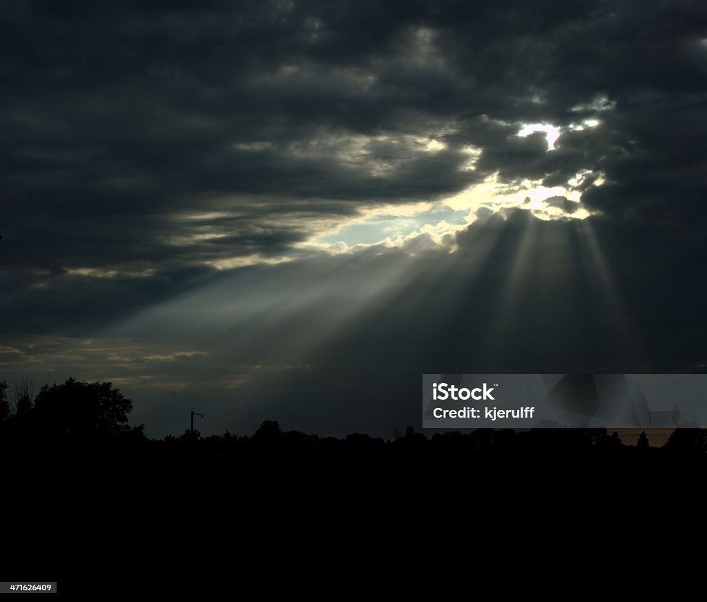 Солнца через темные тучи - Стоковые фото Абстрактный роялти-фри