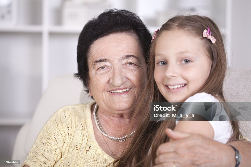 Grand-mère et petite-fille de Grand -. - Photo de 8-9 ans libre de droits