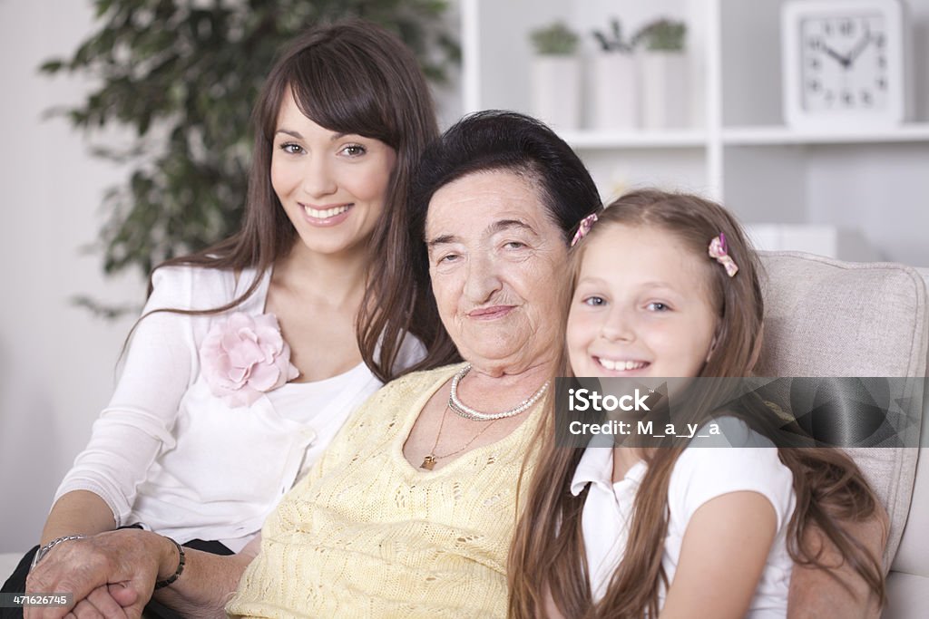 Três gerações de mulheres - Foto de stock de Abraçar royalty-free