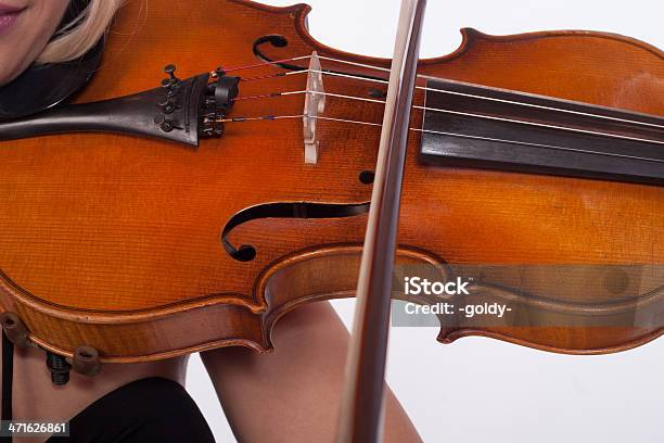 Tocando Violín Foto de stock y más banco de imágenes de Actividad - Actividad, Actuación - Espectáculo, Adulto