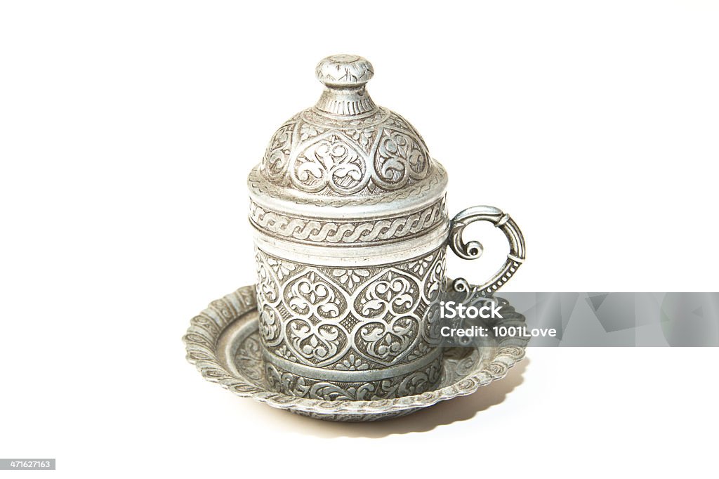 Turco antigüedades de una taza de café Aislado en blanco - Foto de stock de Balcanes libre de derechos