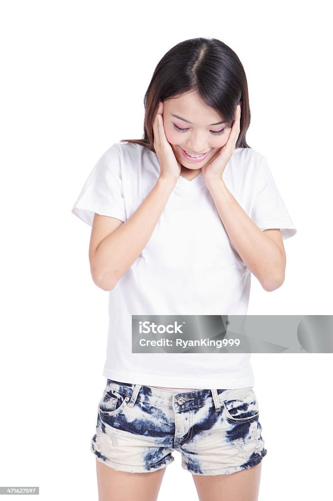 Dziewczyna Uśmiech wygląda jej puste biały T-shirt - Zbiór zdjęć royalty-free (20-29 lat)