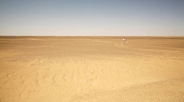 Largo paseo a través de una gran desierto - foto de stock