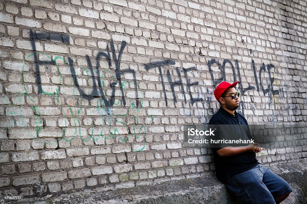 Young thug noir sur le coin - Photo de Gang libre de droits