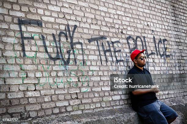 Photo libre de droit de Young Thug Noir Sur Le Coin banque d'images et plus d'images libres de droit de Gang - Gang, Adolescent, Mur de briques