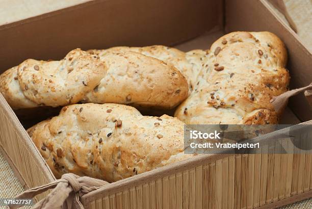 Cesta De Mimbre Con Un Delicioso Postre Foto de stock y más banco de imágenes de Al horno - Al horno, Alimento, Cesta