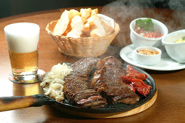 バーベキュー、ビールをお楽しみいただけます。 - roast beef beef roasted portion ストックフォトと画像