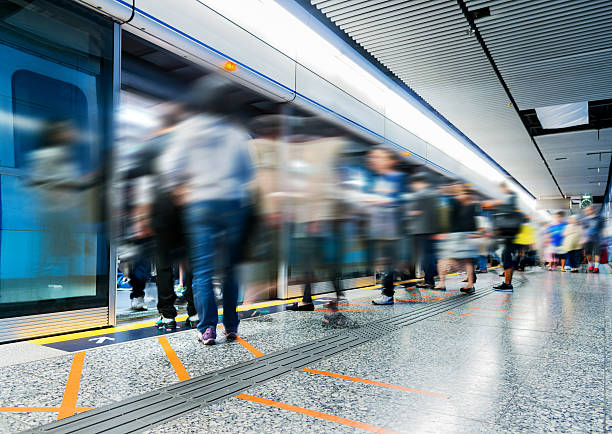 ocupado estação de metro - estação de metro imagens e fotografias de stock