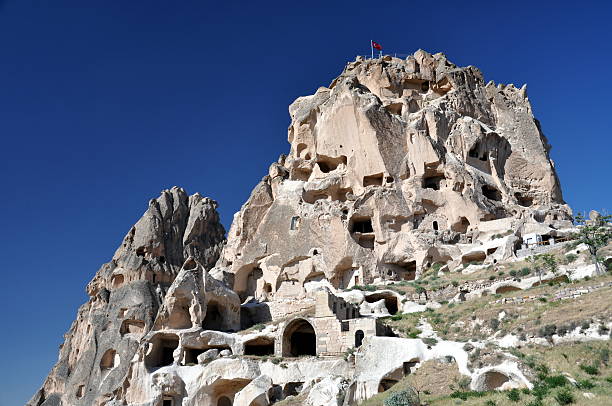 formações de arenito na capadócia, turquia - goreme rural scene sandstone color image - fotografias e filmes do acervo