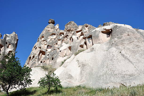 formações de arenito na capadócia, turquia - goreme rural scene sandstone color image - fotografias e filmes do acervo