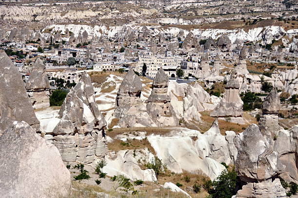 песчаник фейские дымоходы в каппадокия турция - goreme rural scene sandstone color image стоковые фото и изображения