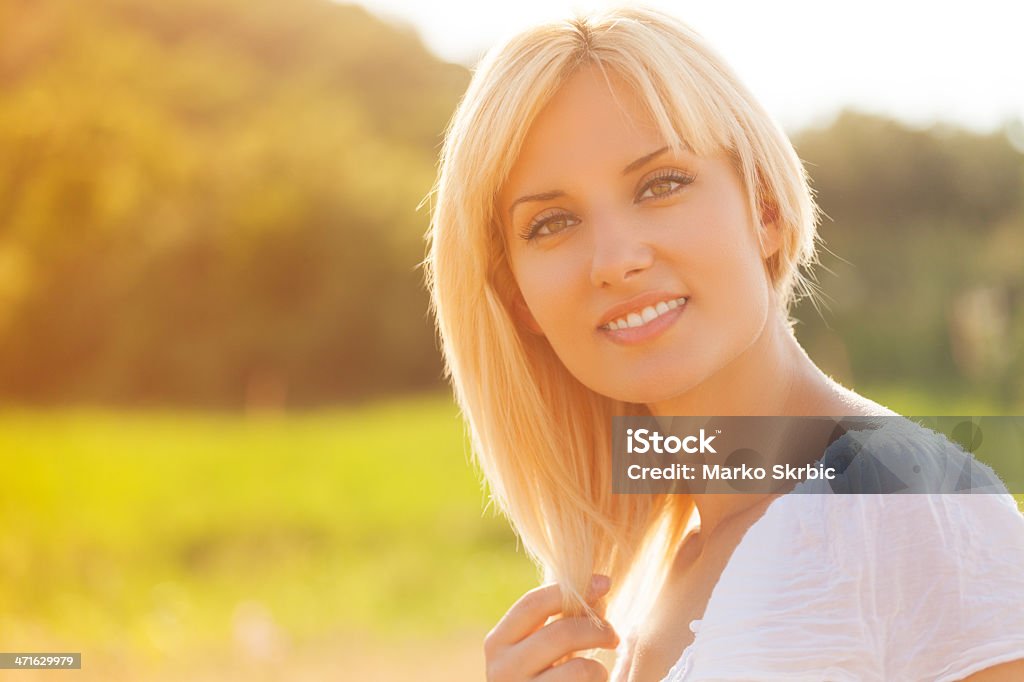 여자 위트 필드 함께 아름다운 여름 날의 - 로열티 프리 개성-개념 스톡 사진