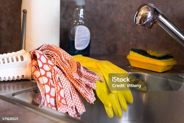 Produtos De Limpeza Domésticos - Fotografias de stock e mais imagens de Afazeres Domésticos - Afazeres Domésticos, Banca, Borracha - Material
