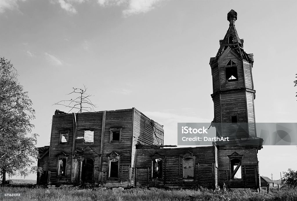 Уничтоженный Церковь - Стоковые фото Подорванный роялти-фри