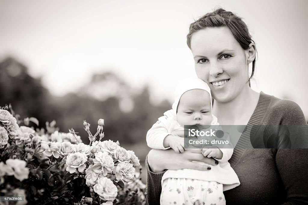 Niña bebé en manos de la madre - Foto de stock de 0-11 meses libre de derechos