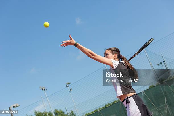 Młoda Kobieta Gra Tenis - zdjęcia stockowe i więcej obrazów Aktywny tryb życia - Aktywny tryb życia, Czynność, Dorosły