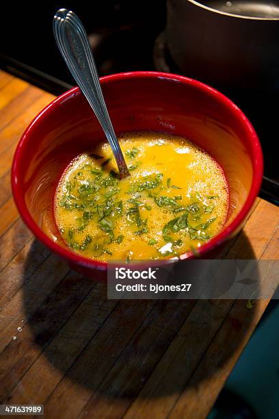 Foto de Ovos E Manjericão Fresco Em Uma Tigela e mais fotos de stock de Colher - Faqueiro - Colher - Faqueiro, Comida, Cozinha