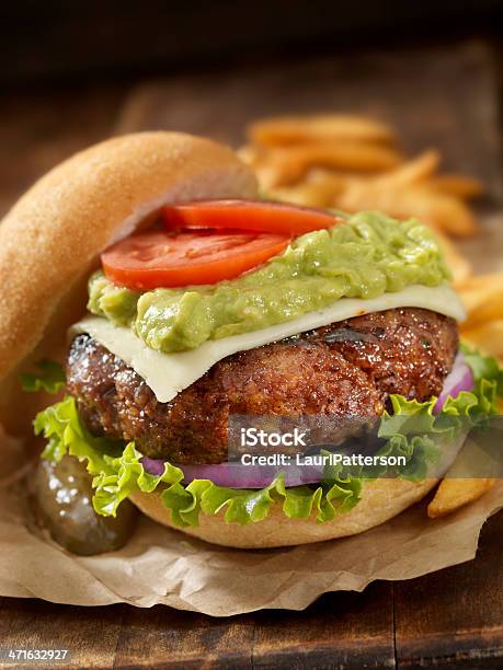 O Guacamole Bacon Burger - Fotografias de stock e mais imagens de Hambúrguer - Comida - Hambúrguer - Comida, Guacamole, Aberto