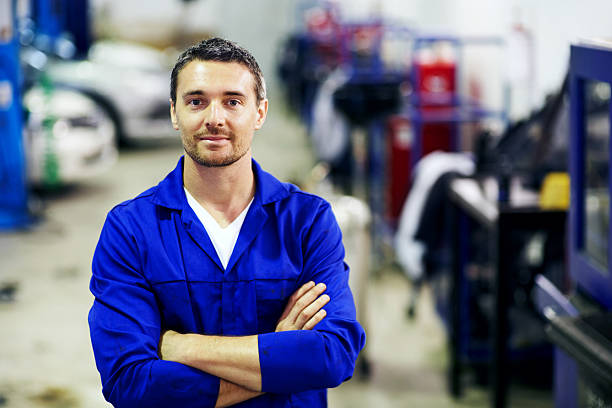 istock He offers a trustworthy vehicle maintenance service 471632955