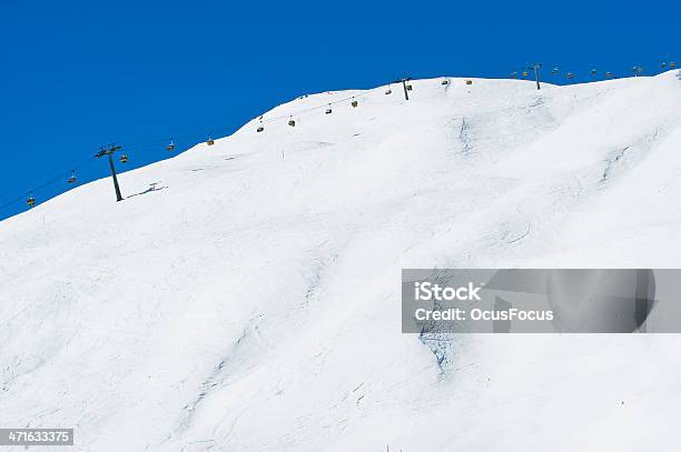 Foto de Teleférico Ao Longo Da Pista De Esqui e mais fotos de stock de Alpes europeus - Alpes europeus, Azul, Colina