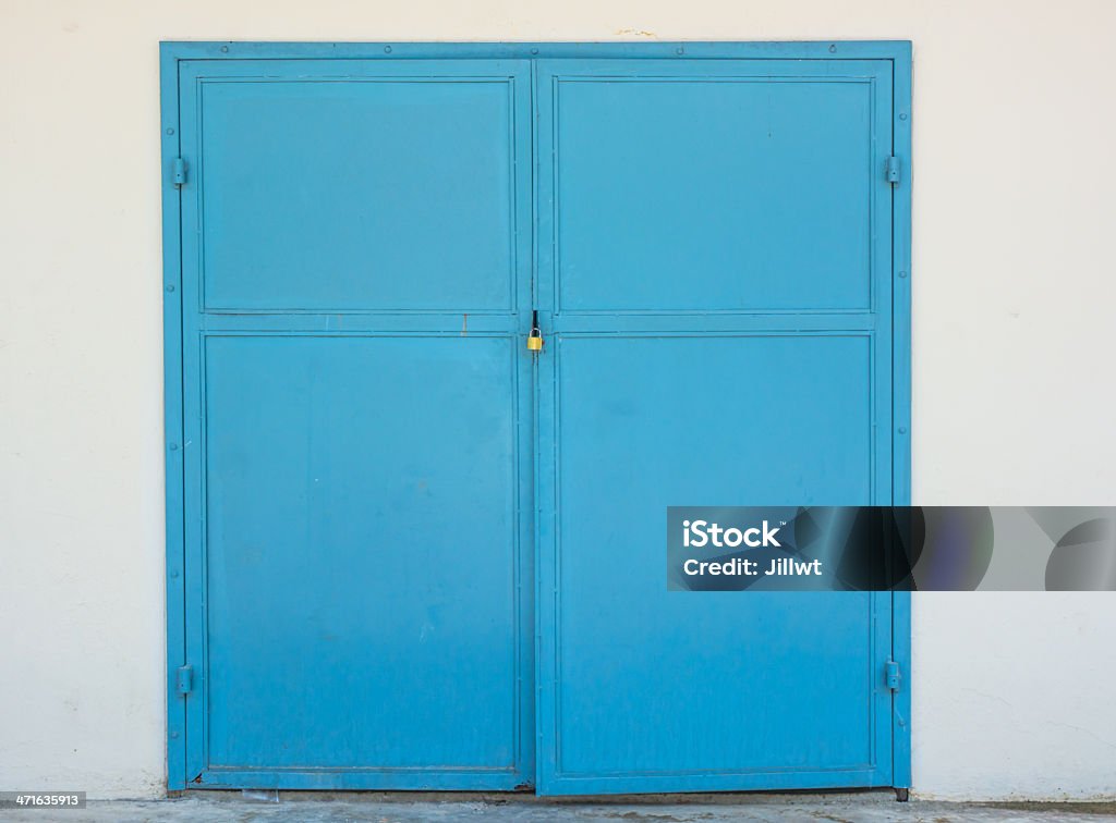 Puerta de acero y candado en blanco en pared - Foto de stock de Abstracto libre de derechos