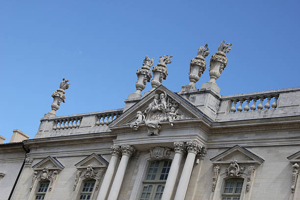 hotel dieu, ratusz w carpentras, francja - part dieu zdjęcia i obrazy z banku zdjęć