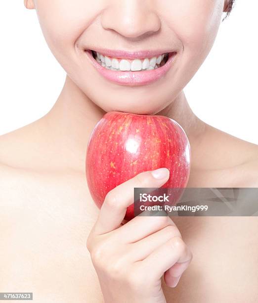 Photo libre de droit de Jeune Femme Mangeant Une Pomme Rouge Avec Des Dents De Remise En Forme banque d'images et plus d'images libres de droit de Adulte