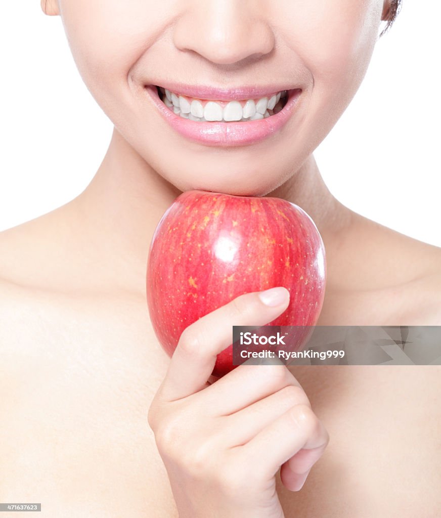 Jovem mulher comer maçã vermelha com dentes de saúde - Royalty-free Adulto Foto de stock