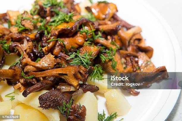 Cogumelos Frito - Fotografias de stock e mais imagens de Alimentação Saudável - Alimentação Saudável, Almoço, Batata Crua
