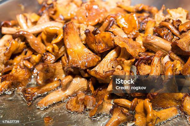 Hongos Frito Foto de stock y más banco de imágenes de Aceite para cocinar - Aceite para cocinar, Alimento, Alimentos cocinados