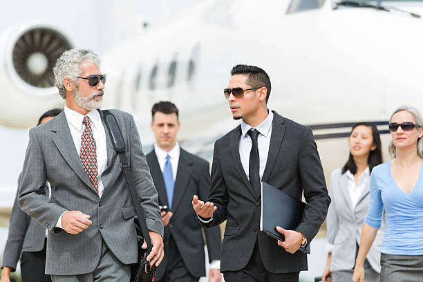 potente equipo de negocios privado deboarding jet corporativo - upper class wealth women senior adult fotografías e imágenes de stock