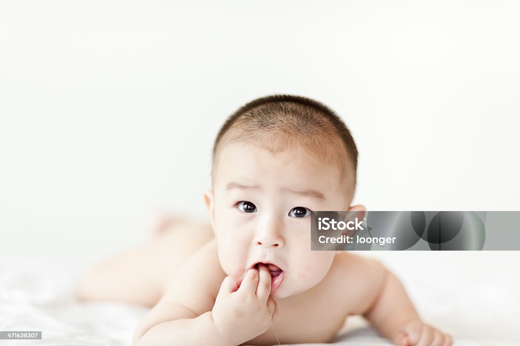 Nudo dolce piccolo bambino ragazzo Camminare a gattoni sul letto bianco - Foto stock royalty-free di 0-11 Mesi