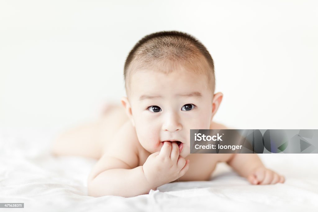 Nu doce pequeno bebê Menino Gatinhar na cama branca - Royalty-free 0-11 Meses Foto de stock