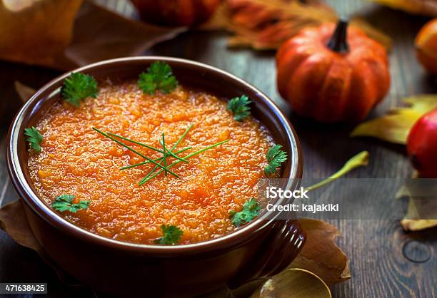 Kürbissuppe Stockfoto und mehr Bilder von Schüssel - Schüssel, Sommerkürbissuppe - Suppe, Blatt - Pflanzenbestandteile