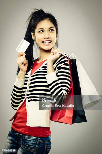 Bonita Jovem Mulher Com Sacos De Compras - Fotografias de stock e mais imagens de 16-17 Anos - 16-17 Anos, 20-29 Anos, Adolescente