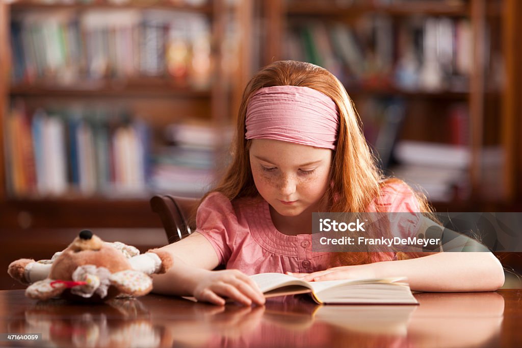 Dziewczyny w domu, czytanie w tabeli ustawienia - Zbiór zdjęć royalty-free (10-11 lat)