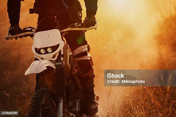 Motociclista Di Motocross - Fotografie stock e altre immagini di Acrobazia - Acrobazia, Allenamento, Ambientazione esterna