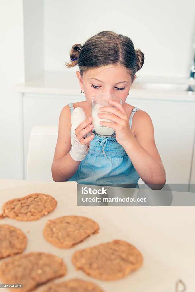 Heridas niña comforted de leche y galletas dulces. - Foto de stock de 6-7 años libre de derechos