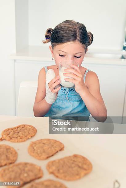 Feridas Rapariga Comforted Por Leite E De Cookies - Fotografias de stock e mais imagens de 6-7 Anos - 6-7 Anos, Aconchegante, Assado no Forno