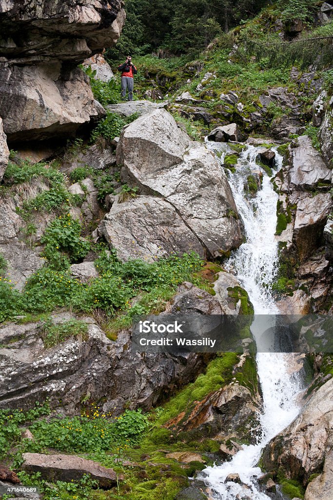 Persone presso la cascata - Foto stock royalty-free di Adulto