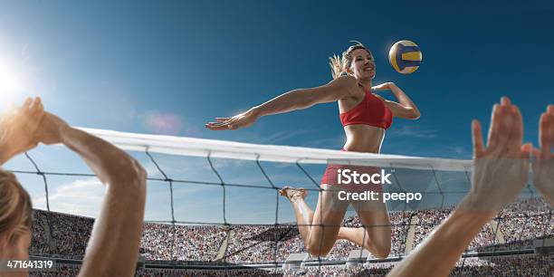 Chica Por Puntaje De Voleibol Foto de stock y más banco de imágenes de Juego de vóleibol - Juego de vóleibol, Vóleibol de playa, Mujeres