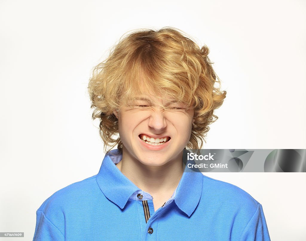 Porträt von teenage boy seine clenching teeth - Lizenzfrei Augen geschlossen Stock-Foto