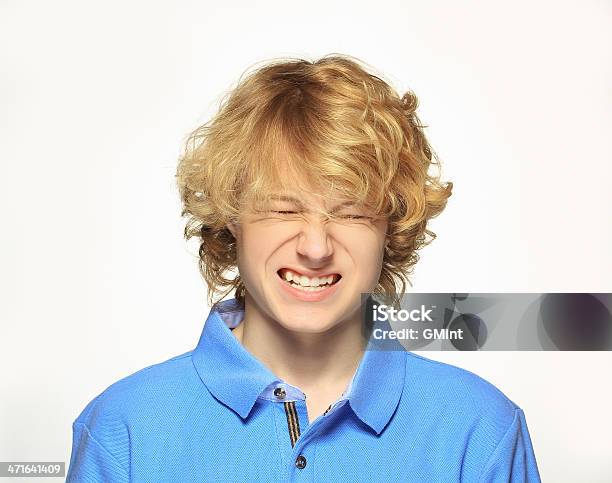 Porträt Von Teenage Boy Seine Clenching Teeth Stockfoto und mehr Bilder von Augen geschlossen - Augen geschlossen, Beziehungsproblem, Blondes Haar