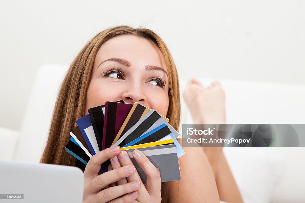 Mulher às compras com cartão de crédito - Royalty-free Adulto Foto de stock